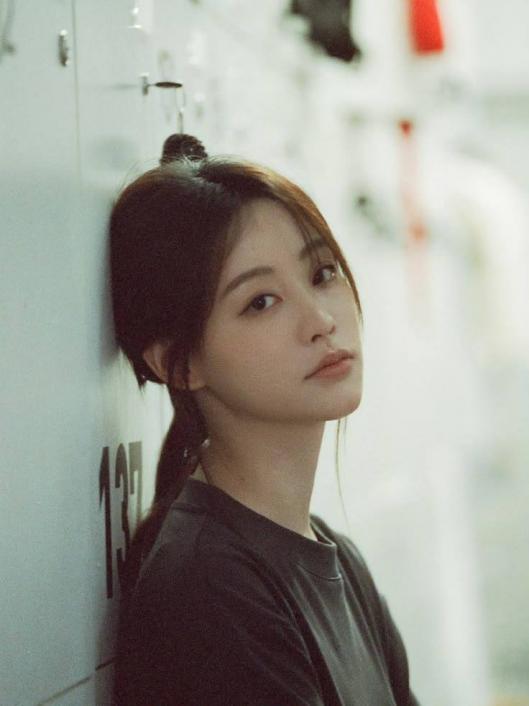 咬 女